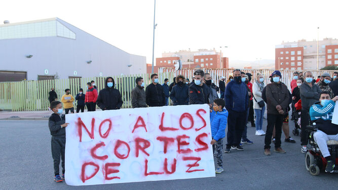 Han sido varias las protestas que han organizado los vecinos de El Puche contra los cortes de luz.
