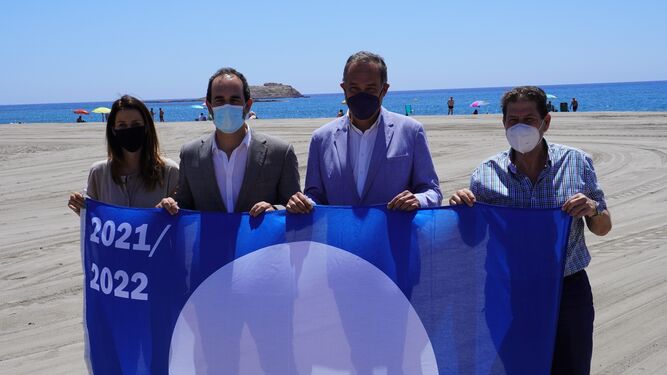 Las playas de Carboneras ya lucen sus tres banderas azules