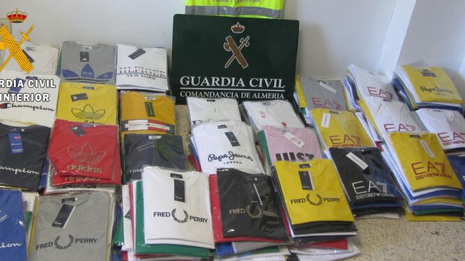 La Guardia Civil interviene más de 420 prendas falsificadas en el mercadillo ambulante de Vícar