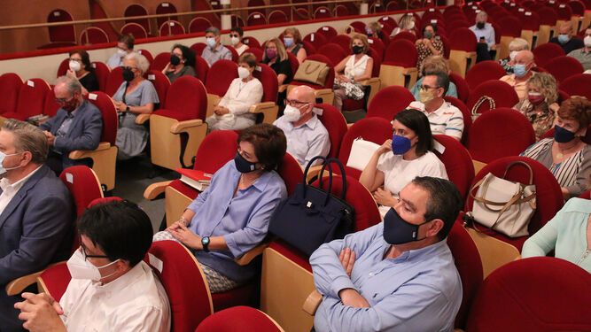 Público asistente al acto en el Teatro Apolo.