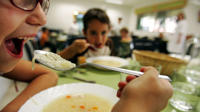 Niños en comedor escolar.