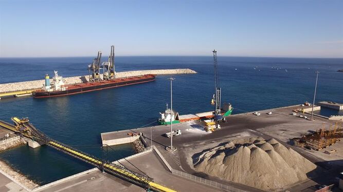 El tráfico de mercancías en los puertos de Carboneras y Almería crece un 129% en mayo