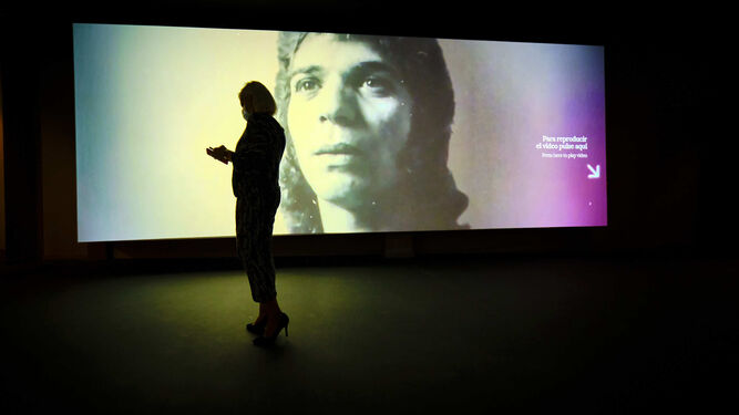Camarón, proyectado en una de las grandes pantallas que muestra el centro de interpretación dedicado a su vida y obra.
