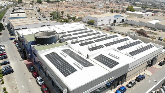 Sede de Grupo Saveres en Huércal de Almería con su instalación fotovoltaica para autoconsumo
