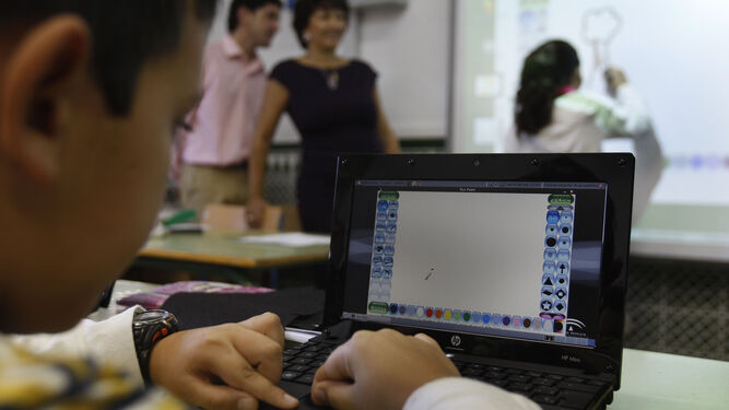 Alumno en clase con el ordenador portátil.