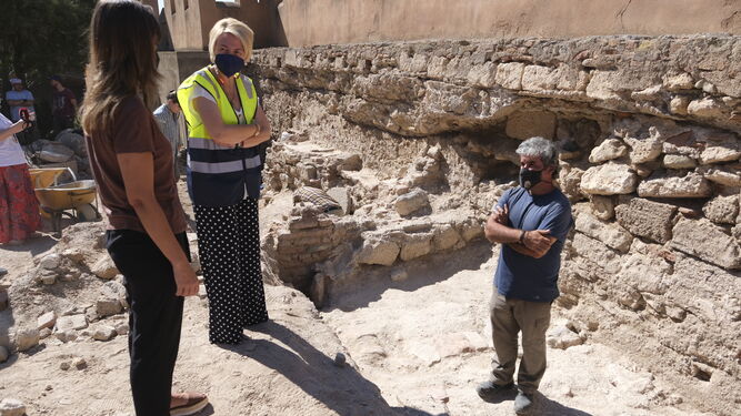 Eloisa Cabrera durante su visita a los sondeos arqueológicos en la muralla sur de la Alcazaba.