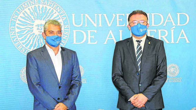 El rector, Carmelo Rodríguez, firmó el convenio con el alcalde de Berja, José Carlos Lupión