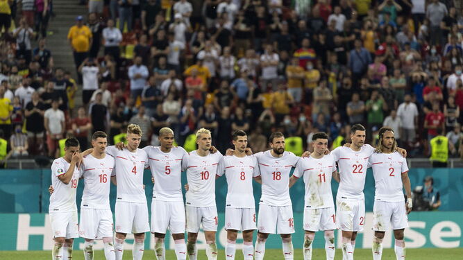 La selección suiza, abrazada antes de la tanda de penaltis con Francia.
