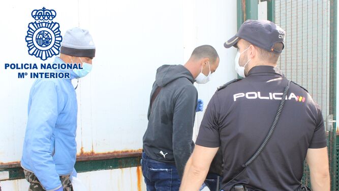 La Policía Nacional ha detenido a tres personas por gobernar sendas embarcación hasta las costas almerienses