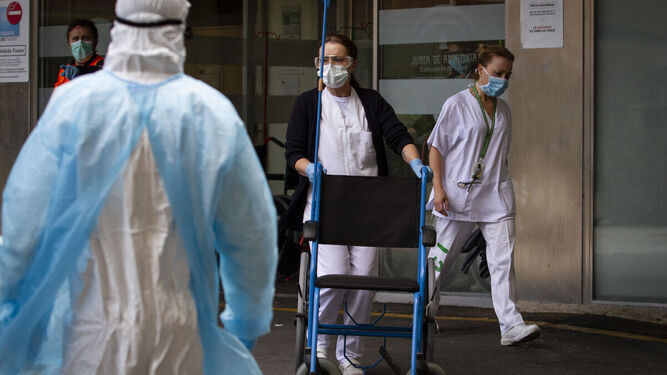 Varias enfermeras salen del Complejo Hospitalario Torrecárdenas.