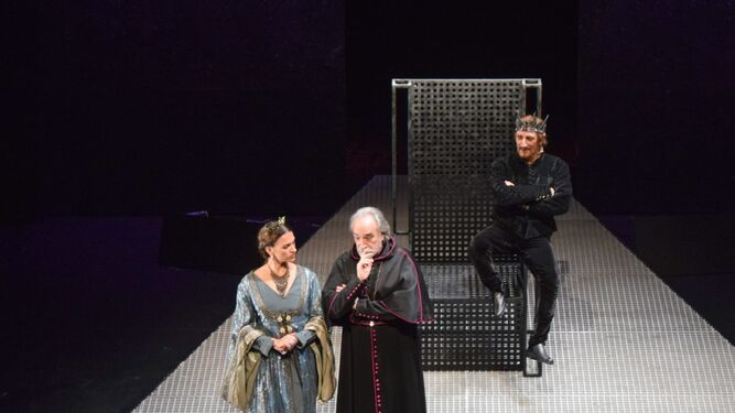 Tres de los protagonistas de la obra durante la representación.