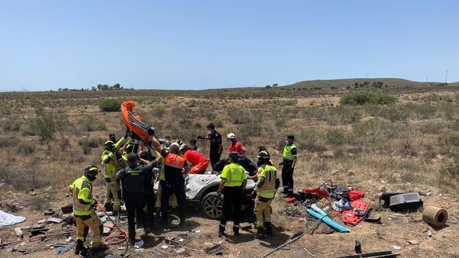 Así quedó el vehículo tras el brutal accidente que tuvo lugar en pleno parque natural Cabo de Gata-Níjar.