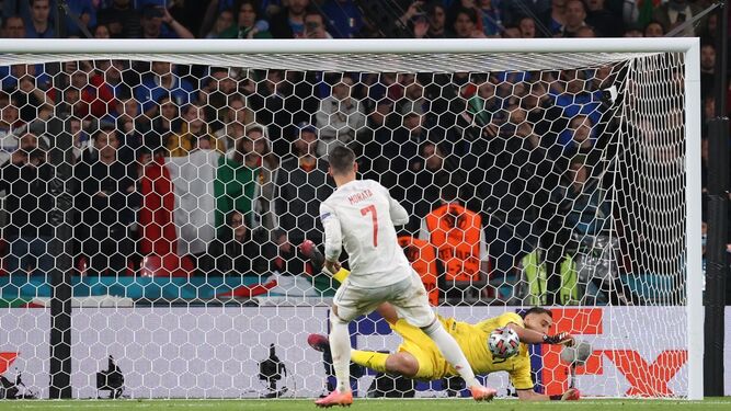 Morata fallando en el lanzamiento de su penalti ante Italia