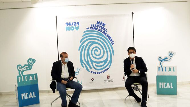 Enrique Iznaola, director de FICAL con el diputado de Cultura y Cine, Manuel Guzmán.