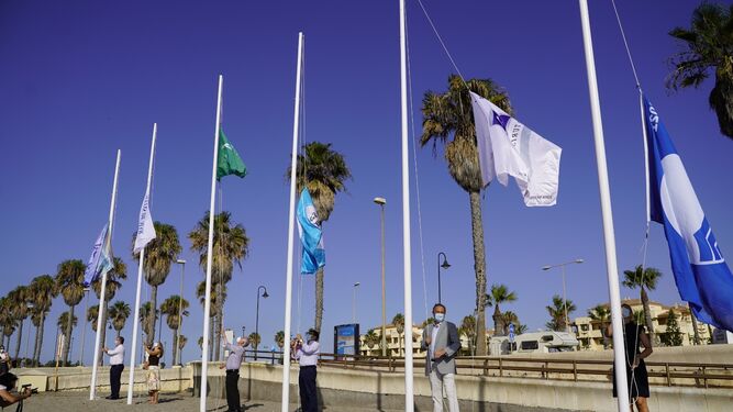 Izado de las banderas en la zona de Playa Serena de Roquetas de Mar.