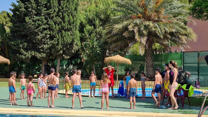 Comienzan los cursos de natación en la Piscina Municipal de Huércal