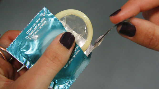 Un preservativo es sacado de su envoltorio.