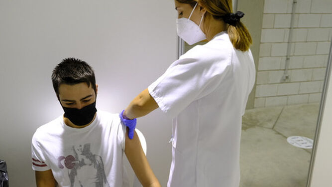 Un joven recibe la vacuna en el Palacio de los Juegos de Almería capital.