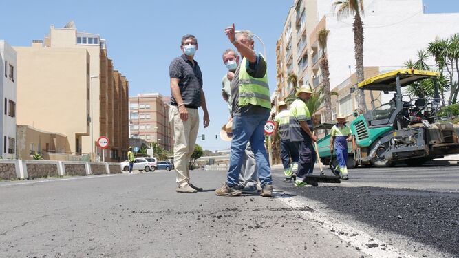 Comienzan en La Caracola los trabajos de pavimentación que beneficiarán a 14 calles de Adra y sus barriadas