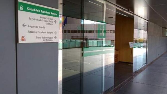 Entrada a juzgados en Almería.