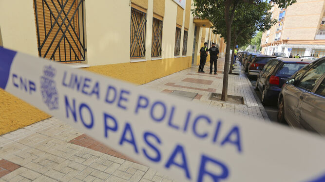 Cordón policial en la calle de Málaga en la que se produjo el último crimen