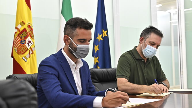 Fernández-Pacheco y Antonio Salmerón, en la firma del convenio con la Hermandad de Estudiantes
