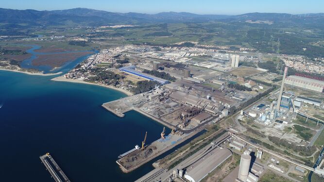 Vista aérea de la planta de Acerinox en Los Barrios ( Cádiz).