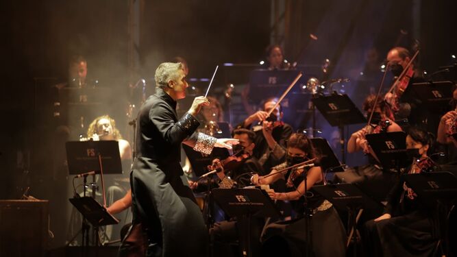 Constantino Martínez-Orts dirige a la Film Symphony Orchestra en San Fernando.