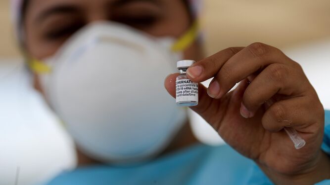 Una trabajadora muestra una vacuna durante una jornada de vacunación en Tegucigalpa, Honduras, uno de los países suscrito a la alianza.