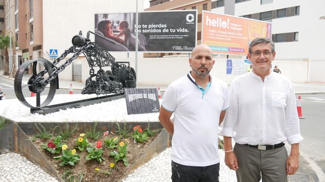 El autor de la escultura, junto al alcalde de Adra.