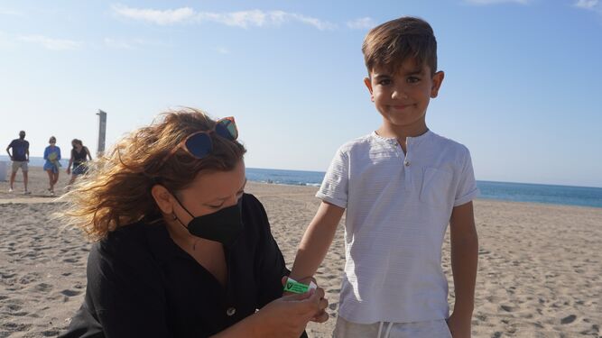 Carboneras reparte pulseras identificativas para localizar a los menores en la playa