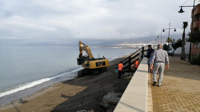 Trabajos de acondicionamiento en la playa de Balerma para garantizar la seguridad de los bañistas