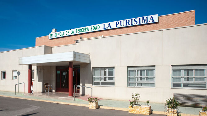 42 positivos entre usuarios y trabajadores obligan a medicalizar la residencia La Purísima de Almería
