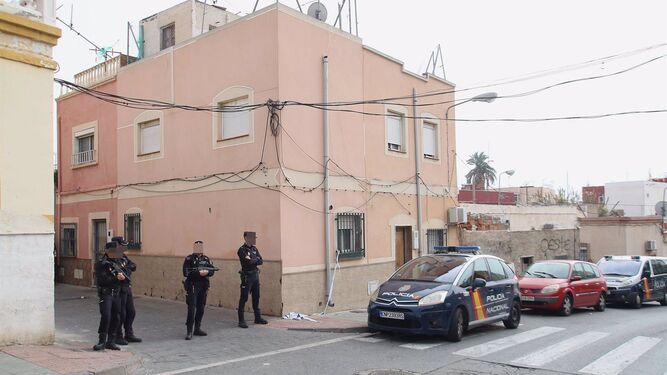 Una actuación policial en el barrio de La Chanca de Almería.