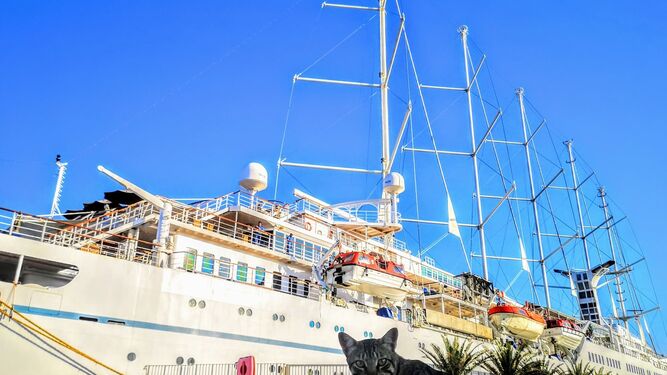 El crucero Wind Surf llegará mañana al Puerto de Almería.