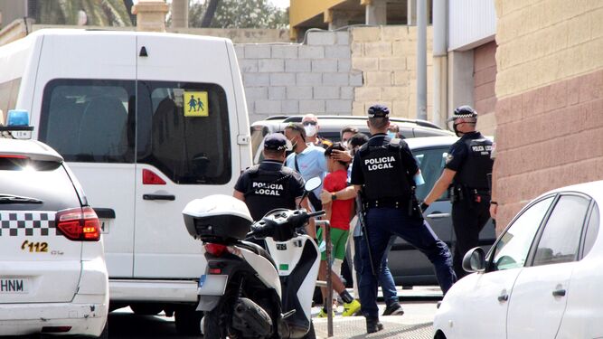 Varios agentes y vehículos de la Policía Local de Ceuta acompañando a menores no acompañados para su retorno a Marruecos.