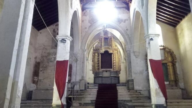 EL interior de la iglesia de San Pedro de Sanlúcar la Mayor con su inusual presbiterio.