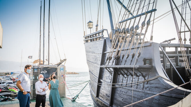 La Nao Victoria, una réplica del barco que dio la primera vuelta al mundo, atraca en Roquetas