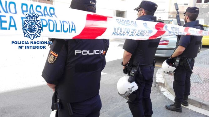 Detienen a un varón acusado de seis delitos de robo con fuerza en establecimientos de Almería