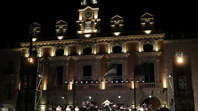 La Banda Municipal de Música con Serafín Zubiri en la Plaza Vieja.