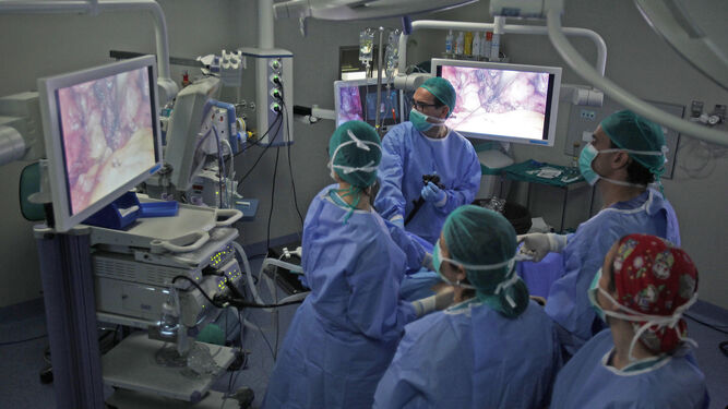 Cirujanos en un quirófano en el Hospital General Virgen del Rocío.
