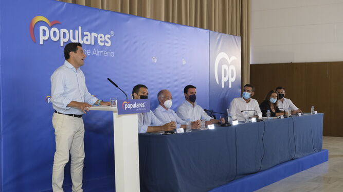 Juanma Moreno, en el atril, durante su intervención ante los asistentes a la junta directiva del PP de Almería.