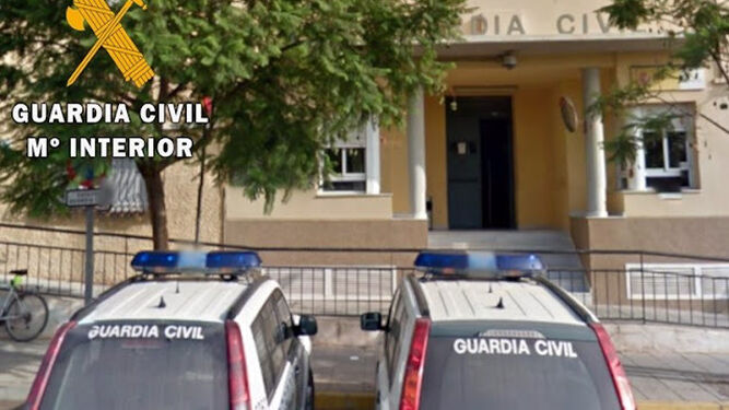 La Guardia Civil auxilia y desaloja a unas 50 personas por el incendio de un edificio en Vícar