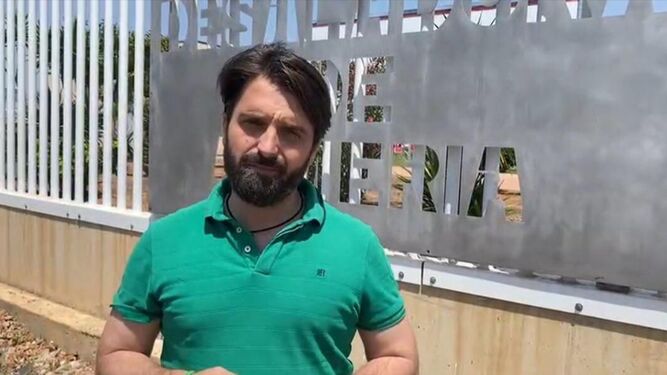 Juan Francisco Rojas, portavoz de Vox, en la desaladora de Almería