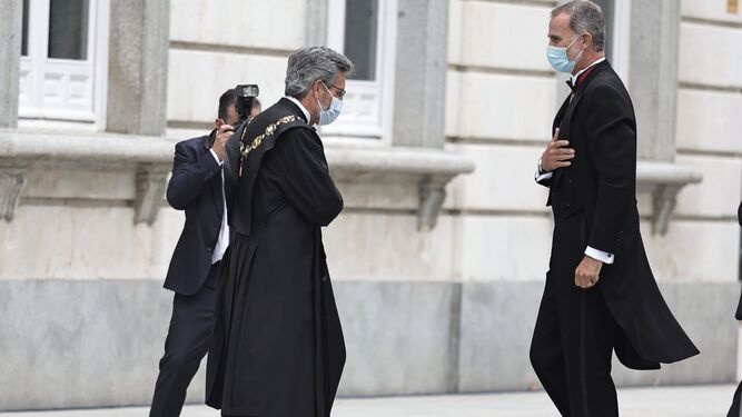 El presidente del Tribunal Supremo y del CGPD, Carlos Lesmes, saludando al rey Felipe VI este lunes en la apertura del Año Judicial.