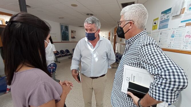 Ayuntamiento y Junta buscan “herramientas” para mejorar la atención sanitaria en Huércal de Almería