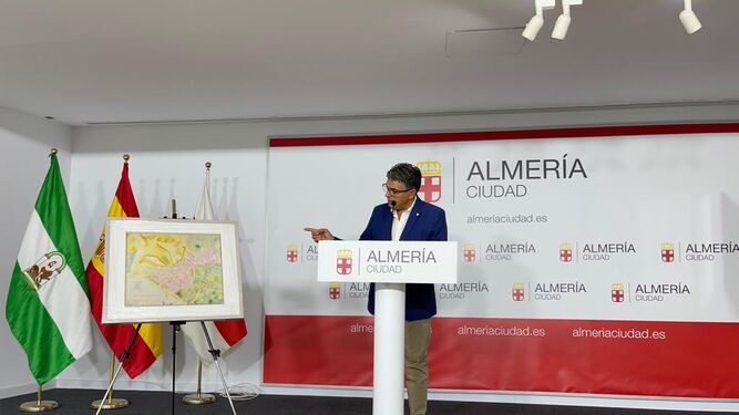 Miguel Cazorla hablando sobre el plano de Guillamás del siglo XIX.