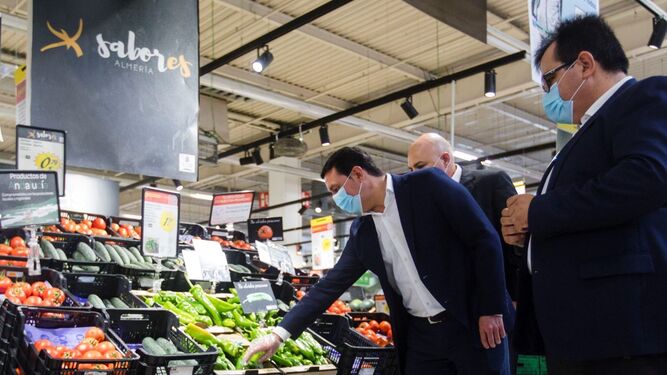 Acción comercial de 'Sabores Almería' en una gran cadena de supermercados.