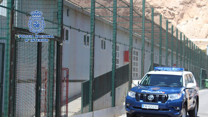 La Policía Nacional detiene en Almería al patrón de una embarcación con 14 ciudadanos argelinos a bordo