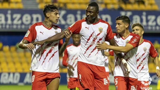 Sadiq celebra con Samú Costa y Robertone uno de sus goles